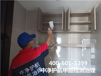 裝修用(yòng)的(de)膠水(shuǐ)和(hé)乳膠漆含甲醛嗎(ma)400-601-5399中淨護航昌平東(dōng)小(xiǎo)口除甲醛
